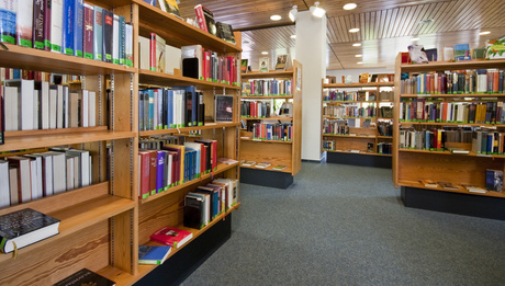 Mehrere Bücherregale stehen im Raum