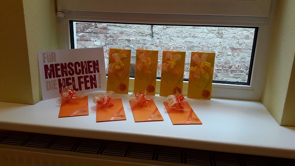 Gutscheine auf einer Fensterbank.