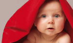 Lächelndes Baby auf einer roten Decke