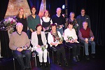 Die ehrenamtlichen Helfer und die Leiterin Frau Nadja Kunzmann stehen auf der Bühne.