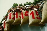 Päckchen eines Adventskalenders an einer Schnur.