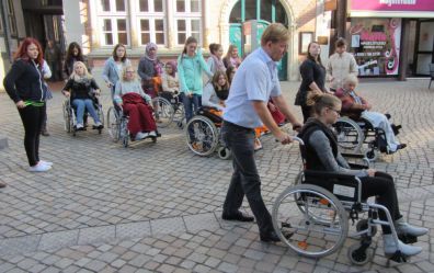 Jugendliche üben den Umgang mit dem Rollstuhl