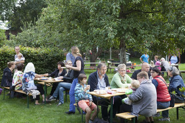 Leih(Großeltern), Kinder und Erwachsene essen im Freien