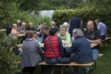 Leih(Großeltern), Kinder und Erwachsene essen im Freien